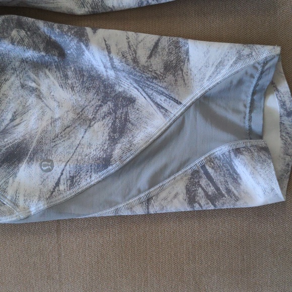 Lululemon Pace Perfect Crop 17" in Breeze by White Light Cast Size 8 - Picture 4 of 7